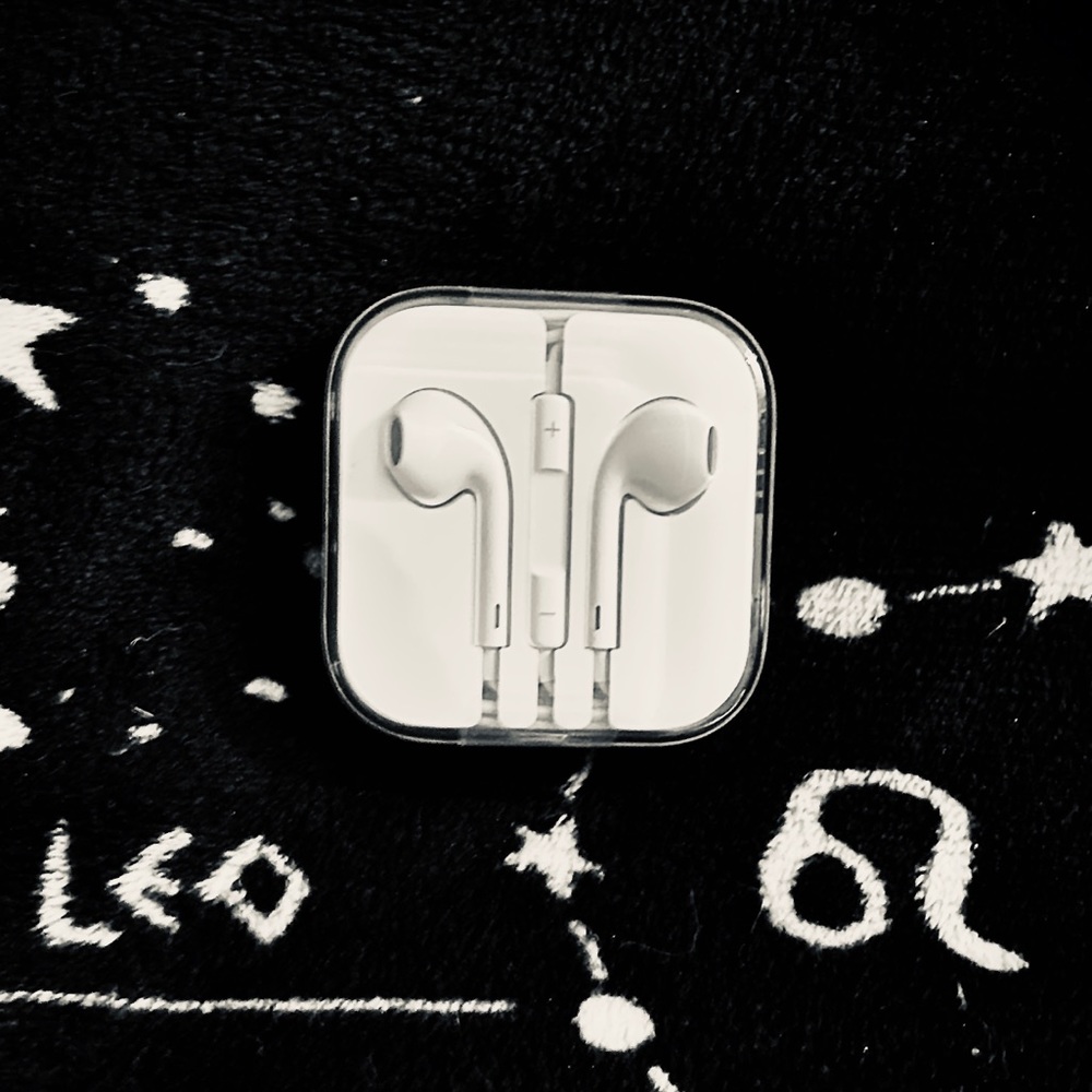 PRICE FIRM!!! NWT Apple Wired Ear Pods Aux Input